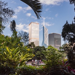 香港动植物公园位于中环半山位置，访客既能环视现代都市的摩天大楼，又能细看公园内自然朴实的花草树木。